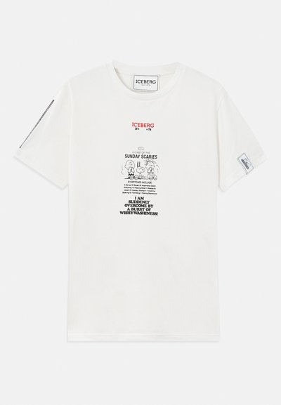 Weißes Baumwoll-T-Shirt mit "ICEBERG"-Logo in Rot, schwarzen Grafiken von Cartoon-Charakteren und Texten zu "SUNDAY SCARIES" auf der Vorderseite.