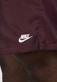 Nike Sportswear CLUB FLOW - Shorts - burgundy crush white