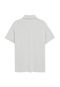 Pikétröja i ljusgrått tyg med klassisk krage, korta ärmar och en mjuk textur. Har en ren, minimalistisk design.