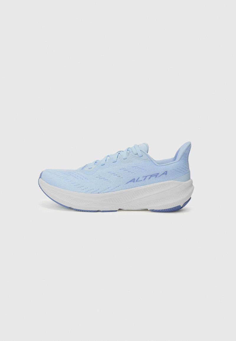 Scarpa da running azzurra chiara con tomaia in rete testurizzata, suola intermedia bianca e accenti viola sulla suola e sul marchio.