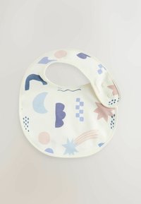 Bib de tela suave, fondo crema con patrones geométricos coloridos en azul, rosa y morado; cerrado con botones de presión.