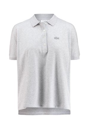 Grijs poloshirt gemaakt van zachte katoenen stof. Voorzien van een klassieke kraag, drie knopen en een Lacoste-logo op de borst. Regular fit.