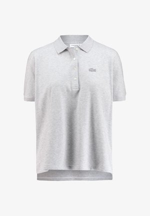 Szara koszulka polo wykonana z miękkiej bawełnianej tkaniny. Posiada klasyczny kołnierzyk, trzy guziki oraz logo Lacoste na piersi. Regularny krój.