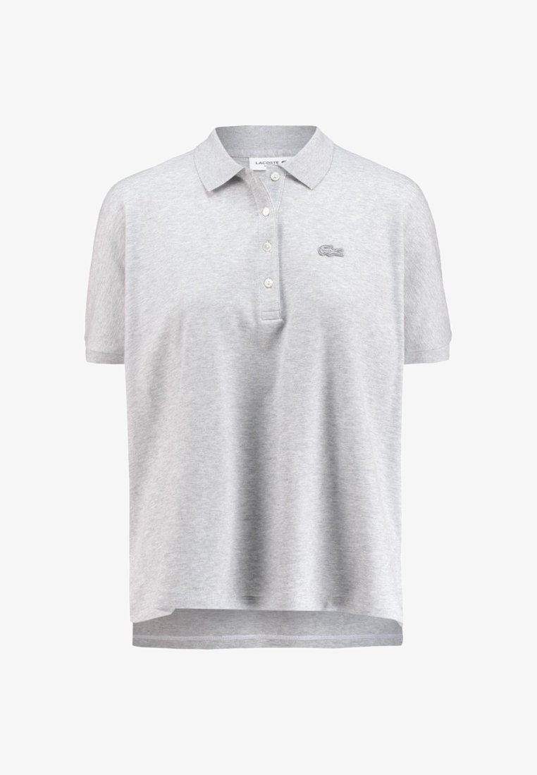 Polo gris en tissu de coton doux. Il présente un col classique, trois boutons et un logo Lacoste sur la poitrine. Coupe régulière.