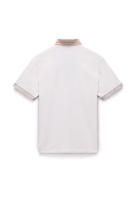 Valkoinen polo-paita, jossa on kontrastina beige kaulus, jossa on oranssi raita. Lyhyet hihat, joissa on beige yksityiskohta hihojen suissa. Klassinen malli.