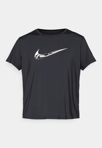 Svart treningst-skjorte laget av myk, elastisk stoff. Korte ermer, rund hals, med en hvit Nike-logo på fronten.