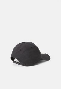 Svart caps laget av stoff, med buet skygge, justerbar stropp bak, og sydd ventilasjonsåpninger på toppen.
