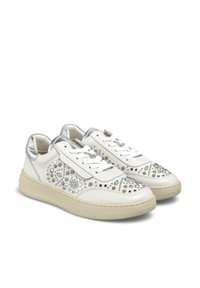 Białe skórzane sneakersy z srebrnymi akcentami, ozdobione różnymi metalowymi ćwiekami i kamieniami szlachetnymi. Posiadają okrągły czubek i płaską gumową podeszwę.