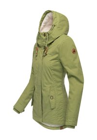 Grön huva jacka med ett mjukt inre, två framfickor, justerbara snoddar och dekorativa knappdetaljer på ärmen.