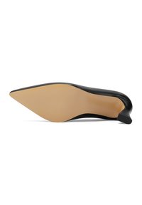 Scarpa con tacco alto nera, con punta a punta e tomaia in pelle liscia. La suola è beige con una superficie testurizzata per una migliore aderenza. Il tacco è corto e affusolato.