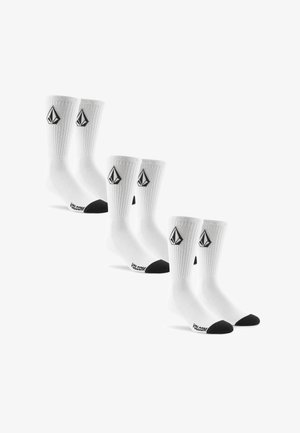 Drei Paar weiße Knöchelsocken mit schwarzen Zehen und Fersen, die ein schwarzes geometrisches Logo nahe dem oberen Rand und den Schriftzug „VOLCOM" am Fuß zeigen.