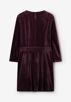 Robe en velours de couleur bordeaux foncé, coupe droite, manches longues et taille ceinturée. Caractérisée par une texture lisse et un détail de jupe plissée.