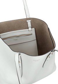 Witte lederen tote bag met een gladde buitenkant, met een beige suède interieur. Inclusief een ritsvak en merklogo in reliëf.
