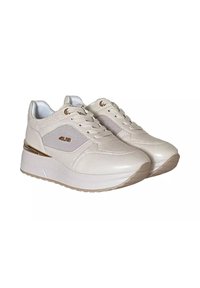 Sneakers in pelle sintetica beige e rete, con colletto imbottito, punta rotonda e dettagli dorati sul tallone. Suola bianca grossa.