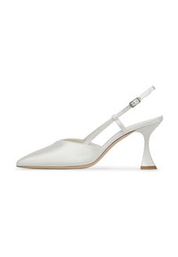 Scarpa slingback bianca in raso con punta affusolata e tacco flair unico. Presenta un delicato cinturino alla caviglia e una superficie liscia.