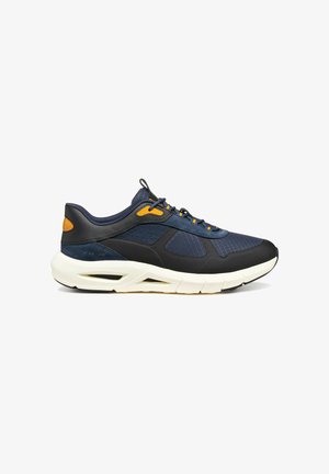 Zapatillas de running para hombre, hechas de textil azul marino y material sintético negro, con acentos naranjas, paneles texturizados y una suela blanca acolchada.