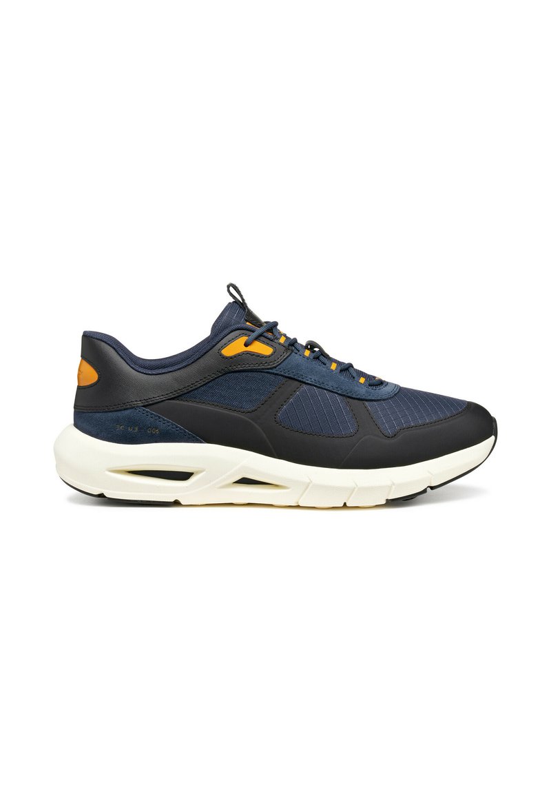 Zapatillas de running para hombre, hechas de textil azul marino y material sintético negro, con acentos naranjas, paneles texturizados y una suela blanca acolchada.