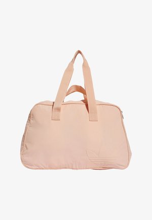 Borsa da viaggio in tessuto morbido rosa chiaro con due manici corti e logo in rilievo sul lato inferiore destro, sfondo semplice.