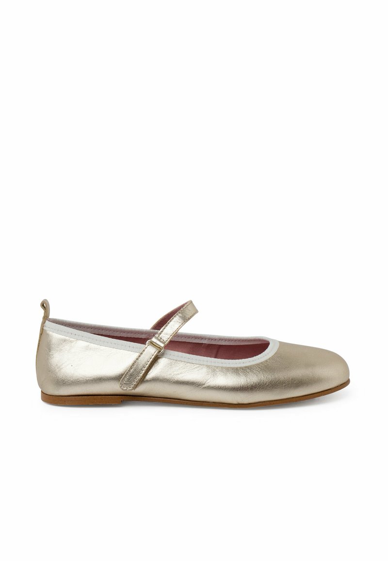 Ballet flat in metallo dorato con punta arrotondata, accentata in bianco attorno all'apertura e una fascetta decorativa sul dorso del piede. Suola piatta.