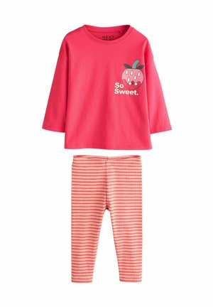 Rosa Baumwoll-T-Shirt mit langen Ärmeln, verziert mit einer Erdbeergrafik und dem Text "So Sweet". Kombiniert mit orange-weiß gestreiften Leggings.