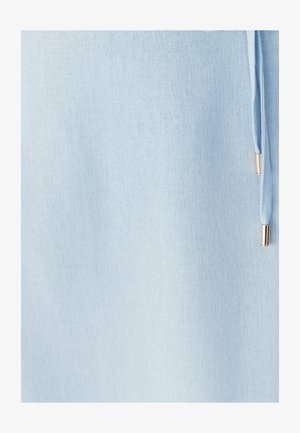 Tessuto azzurro chiaro con una trama liscia, caratterizzato da un dettaglio con coulisse e accenti dorati. Il design è semplice e minimalista.