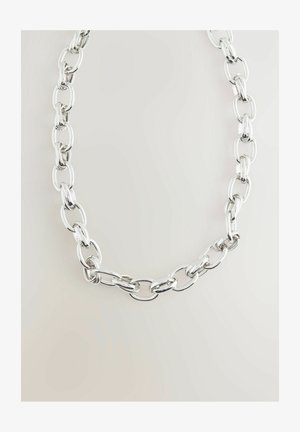 Collar de cadena de metal plateado con eslabones ovalados, que presenta una superficie pulida y un grosor medio, mostrando una conexión impecable entre los eslabones.