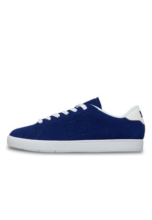 Granatowy niski sneaker z białymi sznurowadłami i podeszwą, zamszowa cholewka oraz wytłaczane logo z boku.