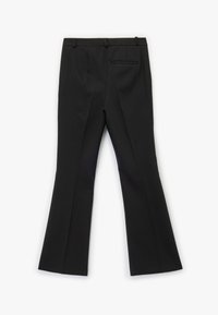 Pantalones de campana negros fabricados con tejido estructurado. Presentan un frente plano, dos bolsillos traseros y una forma elegante y ajustada.