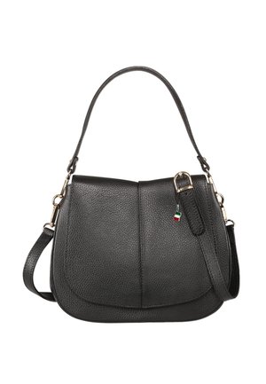 Sac à bandoulière en cuir noir texturé avec fermeture à rabat, sangle réglable, ferrures dorées et petit pendentif drapeau italien.