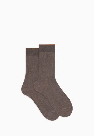 Calzini marroni a coste con un accento arancione sulla parte superiore. Tessuto morbido e lunghezza media, progettati per il comfort e l'uso quotidiano.
