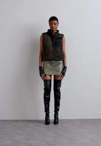 032c AURORA FITTED VEST - Veste sans manches - brown