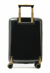 Maleta negra de concha dura con acabado brillante, mango telescópico de metal dorado y cuatro ruedas giratorias. Diseño rectangular simple.