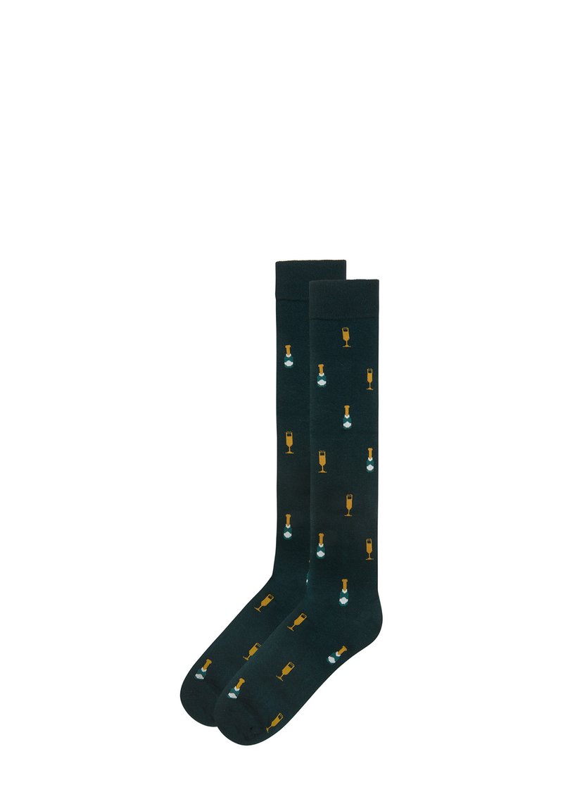 Calcetines hasta la rodilla en verde oscuro con motivos repetidos de cócteles amarillos y líquidos azules; tejido suave con una textura lisa.