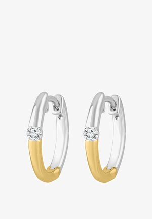 Boucles d'oreilles huggie avec une finition argentée polie, un accent doré et une pierre claire semblable à un diamant intégrée dans le design.