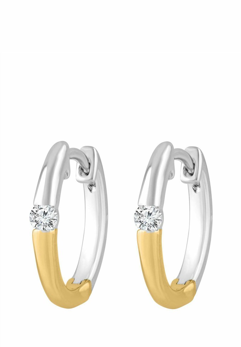 Kolczyki typu huggie o polerowanym srebrnym wykończeniu z złotym akcentem i przezroczystym kamieniem przypominającym diament, wkomponowanym w projekt.
