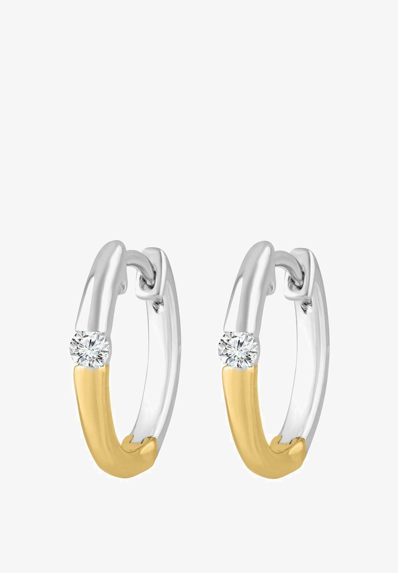 Huggie-øreringe med en poleret sølvoverflade, et guldfarvet accent og en klar diamantlignende sten integreret i designet.