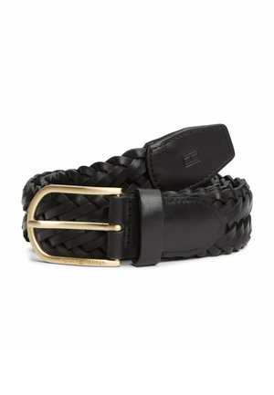 Cinturón negro de cuero trenzado con hebilla metálica dorada, extremos de cuero cosidos y un logo en relieve sutil en la punta.