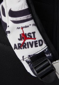 Jordan AIR PATROL BACKPACK - Malý batoh  - light orewood brn