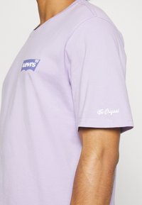 Levi's® RELAXED FIT TEE - T-shirt imprimé - original purple