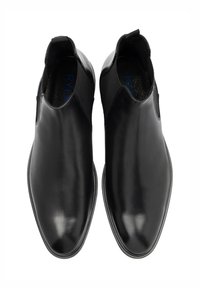 Botas de tobillo de cuero negro con lados elásticos, puntera afilada, textura suave y una lengüeta en la parte posterior para ponerlas fácilmente.