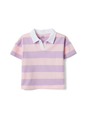 Polo para niños de manga corta con rayas horizontales anchas en rosa pastel y lavanda, cuello blanco y escote abierto.