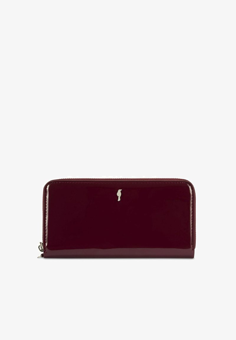 Bordowa portmonetka z lakierowanej skóry o gładkiej teksturze, prostokątnym kształcie, zamknięciu na zamek błyskawiczny oraz małym srebrnym akcentem logo na froncie.