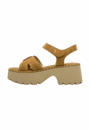 Sandales plateforme en daim marron avec bout ouvert, doubles brides et semelle épaisse beige à bord texturé.