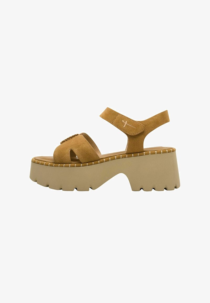 Sandales plateforme en daim marron avec bout ouvert, doubles brides et semelle épaisse beige à bord texturé.