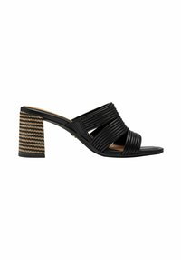 Sandalia de tacón de cuero negro con correas anchas acanaladas y un tacón cuadrado que presenta un patrón trenzado en beige y negro.