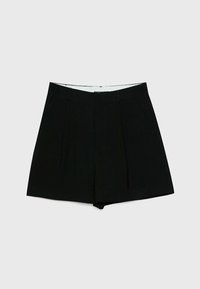 Bermudas negras con un diseño a medida que cuenta con dos pliegues delanteros, bolsillos laterales y una cinturilla interior blanca en contraste. Textura de tela suave.