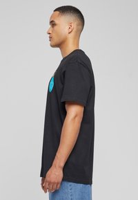 Upscale by Mister Tee CALIFORNIA MOTEL  - Tricou cu imprimeu - black