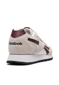 Reebok-Sneaker mit einem hellbeigen Obermaterial aus Wildleder und weißem Leder, bordeauxfarbenen Akzenten, einem gepolsterten Kragen und einer flachen schwarzen Gummisohle.
