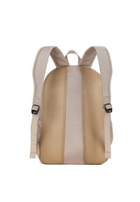 Sac à dos beige avec des panneaux en maille, des bretelles rembourrées et des boucles réglables. Texture lisse avec un design épuré.