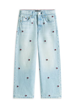 Jasnoniebieskie dżinsy z denimu z rozmieszczonymi małymi czerwonymi, białymi i granatowymi prostokątnymi logo, zapinane z przodu na guziki, w stylu pięciokieszeniowym.